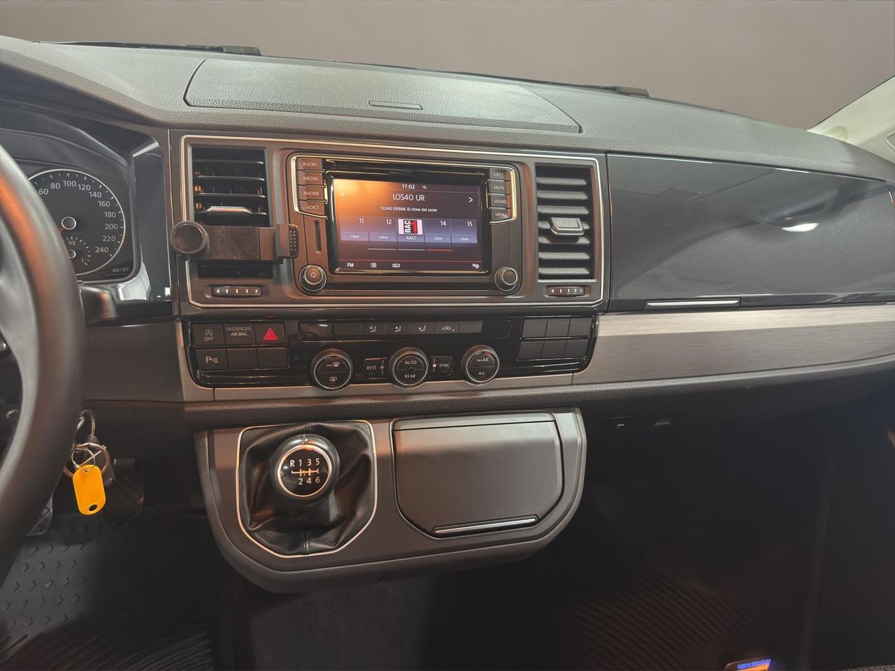 Volkswagen Multivan Outdoor Corto 2.0 TDI 110kW(150CV) BMT adaptado con rampa elevadora eléctrica para silla de ruedas. - Foto 2