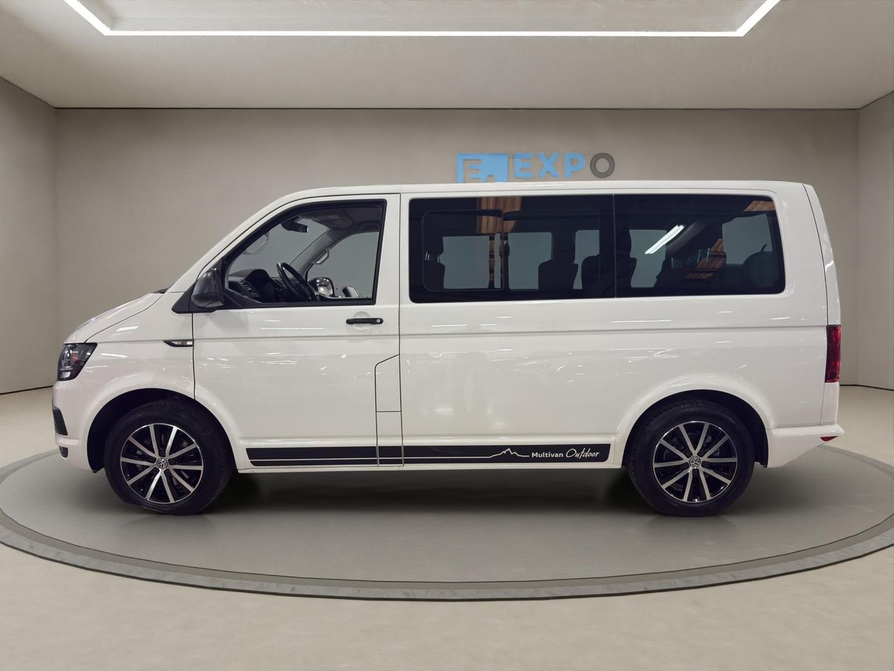 Volkswagen Multivan Outdoor Corto 2.0 TDI 110kW(150CV) BMT adaptado con rampa elevadora eléctrica para silla de ruedas. - Foto 2