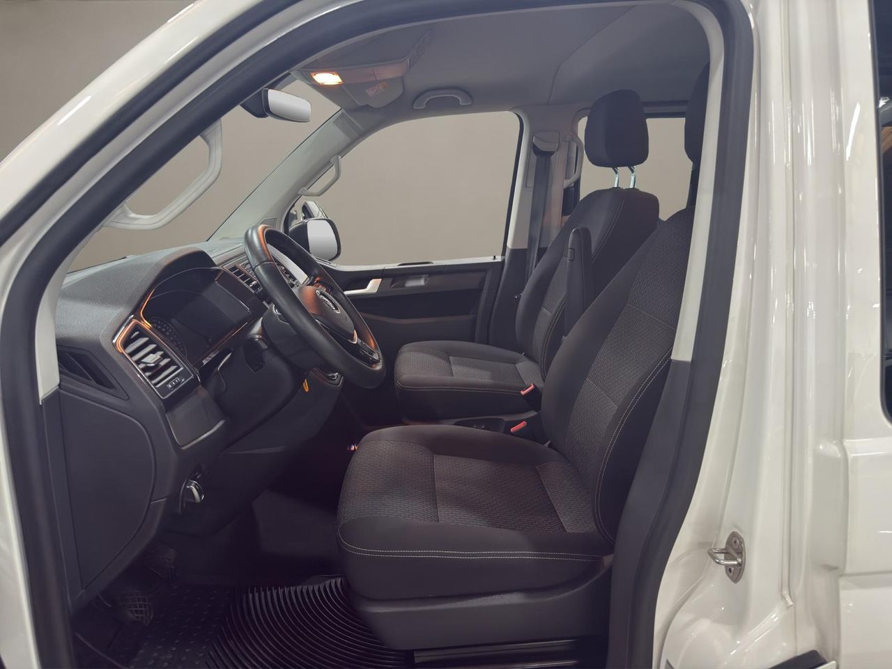 Volkswagen Multivan Outdoor Corto 2.0 TDI 110kW(150CV) BMT adaptado con rampa elevadora eléctrica para silla de ruedas. - Foto 2