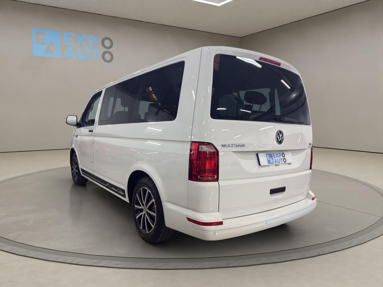 Volkswagen Multivan Outdoor Corto 2.0 TDI 110kW(150CV) BMT adaptado con rampa elevadora eléctrica para silla de ruedas. - Foto 2