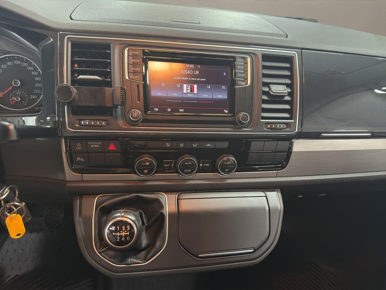 Volkswagen Multivan Outdoor Corto 2.0 TDI 110kW(150CV) BMT adaptado con rampa elevadora eléctrica para silla de ruedas. - Foto 2