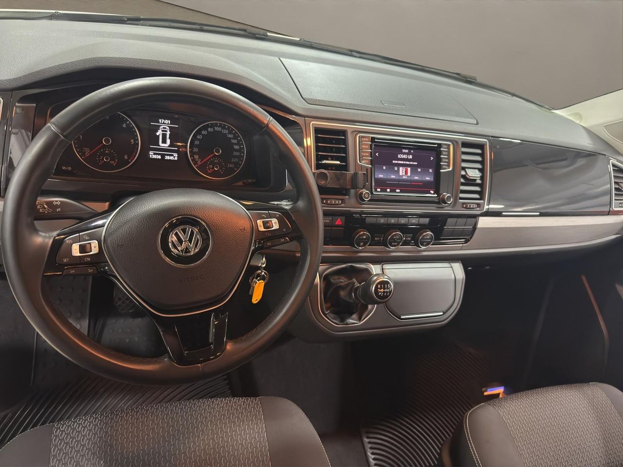 Volkswagen Multivan Outdoor Corto 2.0 TDI 110kW(150CV) BMT adaptado con rampa elevadora eléctrica para silla de ruedas. - Foto 2