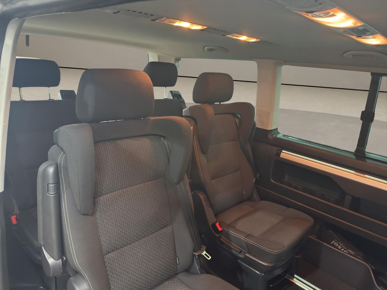 Volkswagen Multivan Outdoor Corto 2.0 TDI 110kW(150CV) BMT adaptado con rampa elevadora eléctrica para silla de ruedas. - Foto 2