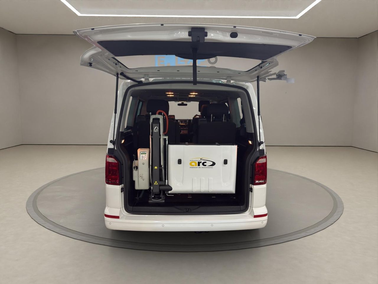 Volkswagen Multivan Outdoor Corto 2.0 TDI 110kW(150CV) BMT adaptado con rampa elevadora eléctrica para silla de ruedas. - Foto 2