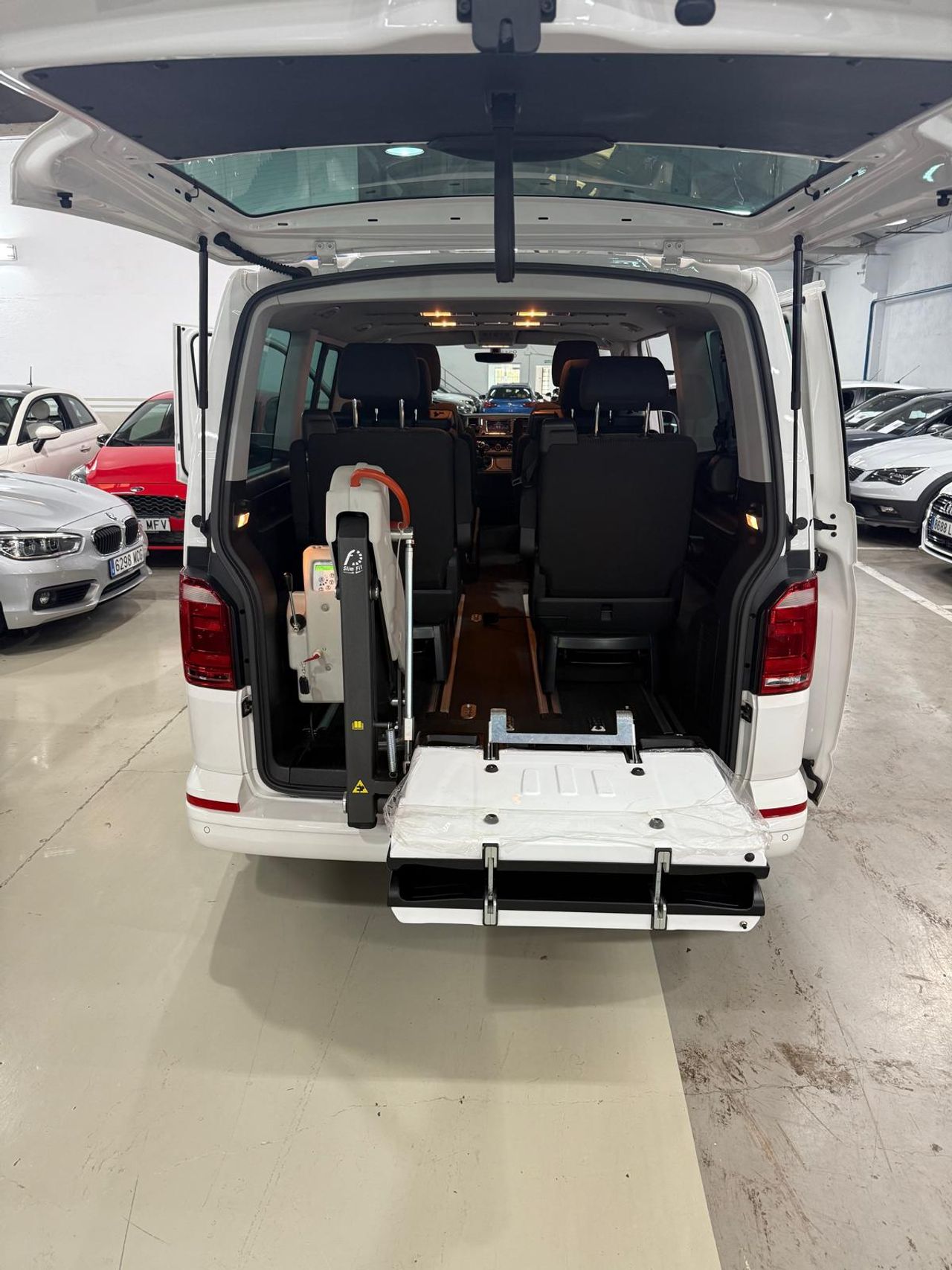 Volkswagen Multivan Outdoor Corto 2.0 TDI 110kW(150CV) BMT adaptado con rampa elevadora eléctrica para silla de ruedas. - Foto 2