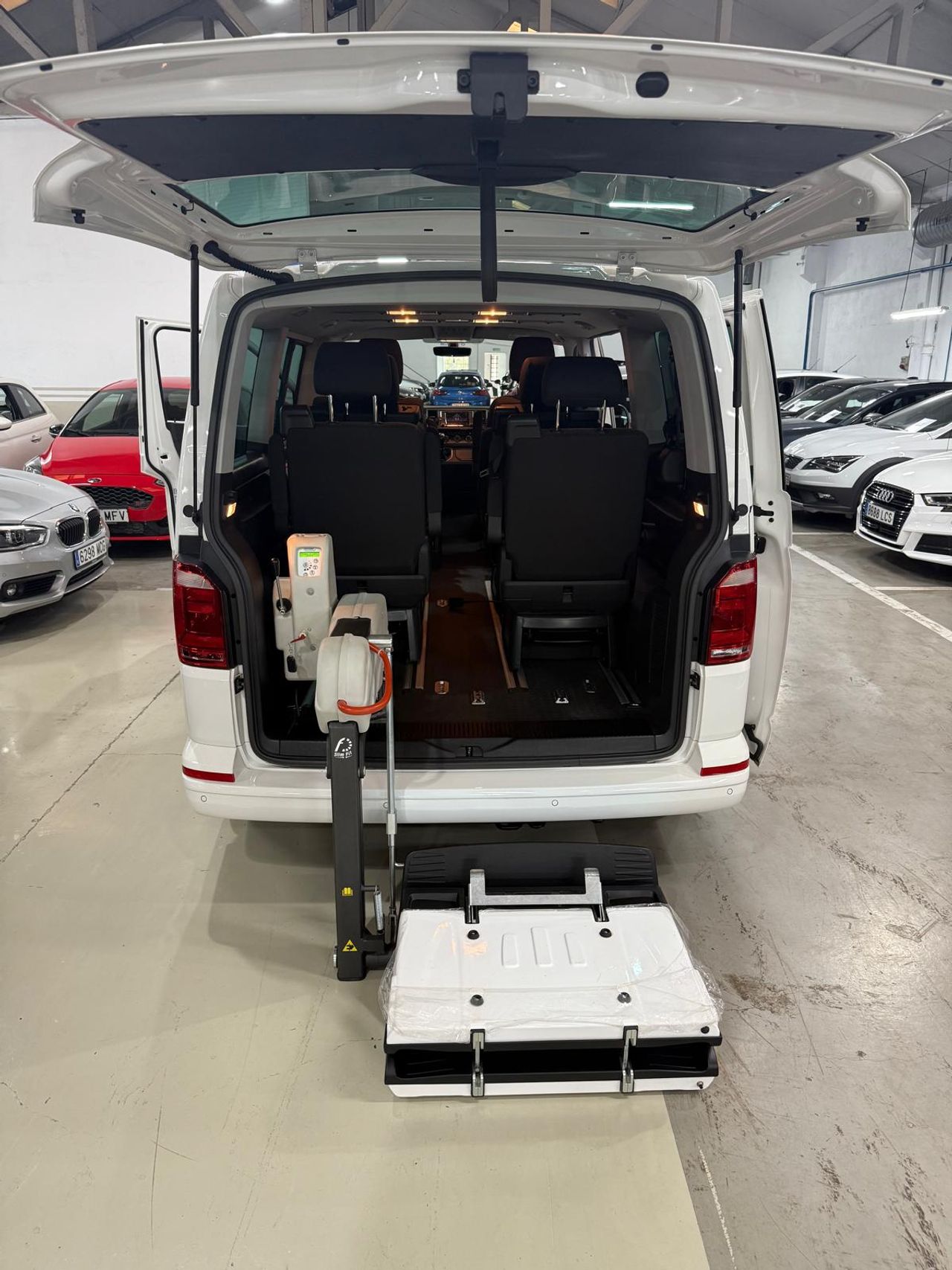 Volkswagen Multivan Outdoor Corto 2.0 TDI 110kW(150CV) BMT adaptado con rampa elevadora eléctrica para silla de ruedas. - Foto 2