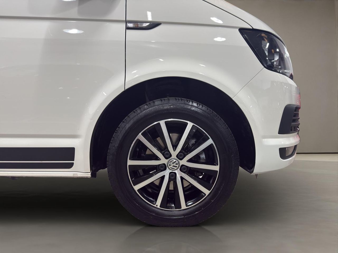 Volkswagen Multivan Outdoor Corto 2.0 TDI 110kW(150CV) BMT adaptado con rampa elevadora eléctrica para silla de ruedas. - Foto 2