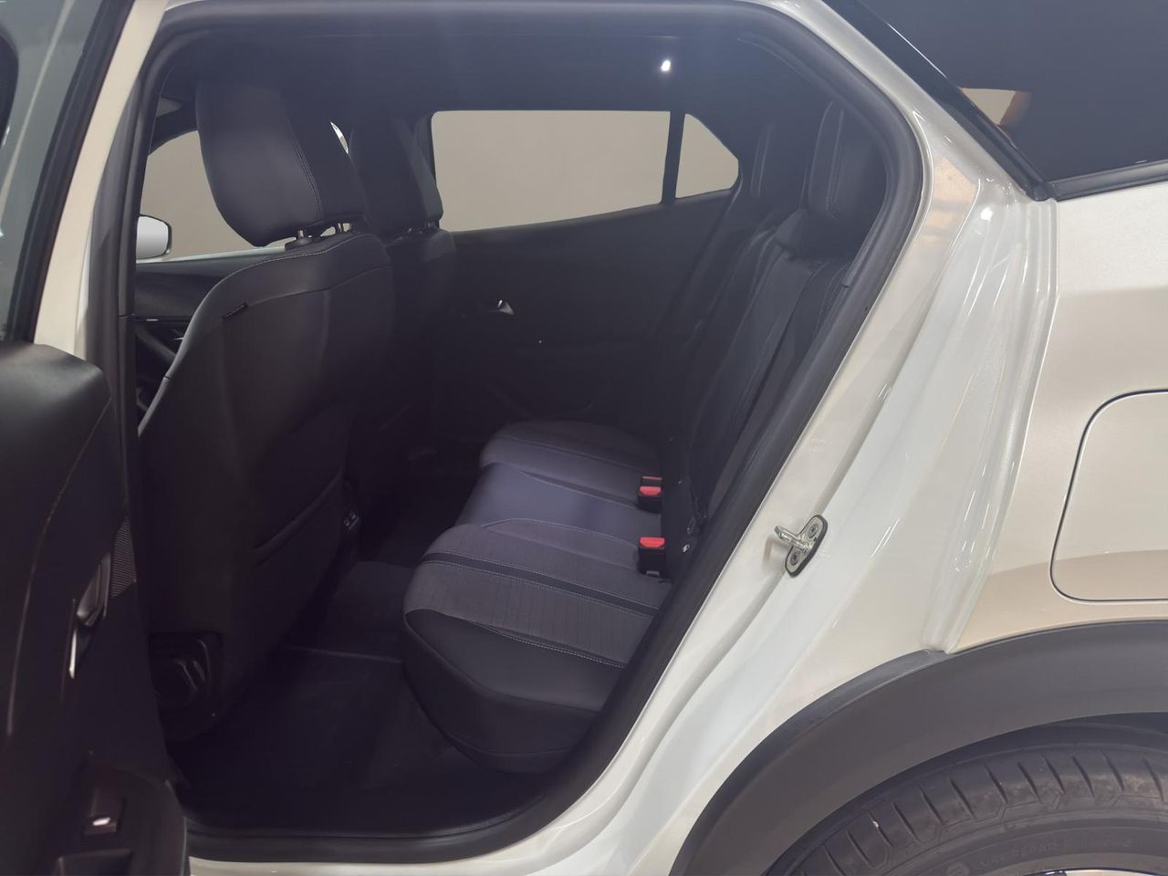 Peugeot 2008 Allure Pack BlueHDI 130 S&S EAT8 - Foto 2