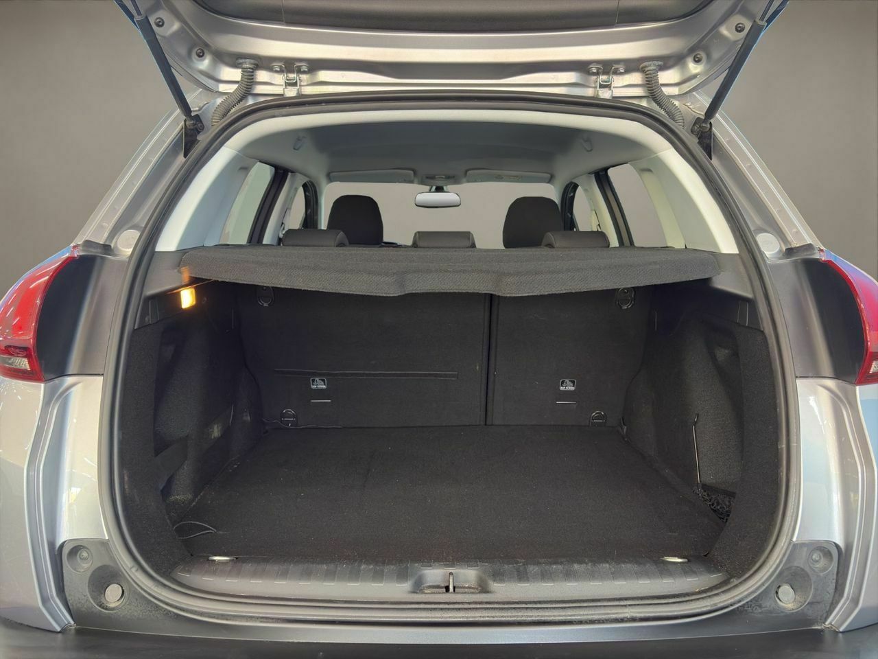 Peugeot 2008 Allure BlueHDi 100 SS  - Foto 2