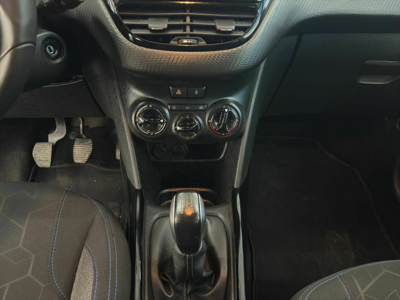 Peugeot 2008 Allure BlueHDi 100 SS  - Foto 2