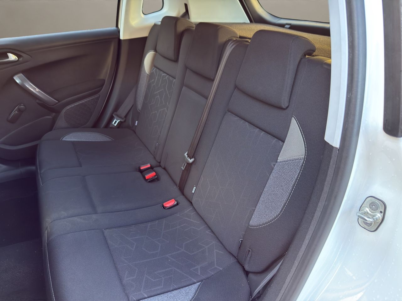 Peugeot 2008 Allure 1.6 BlueHDi 100 S&S - Foto 2