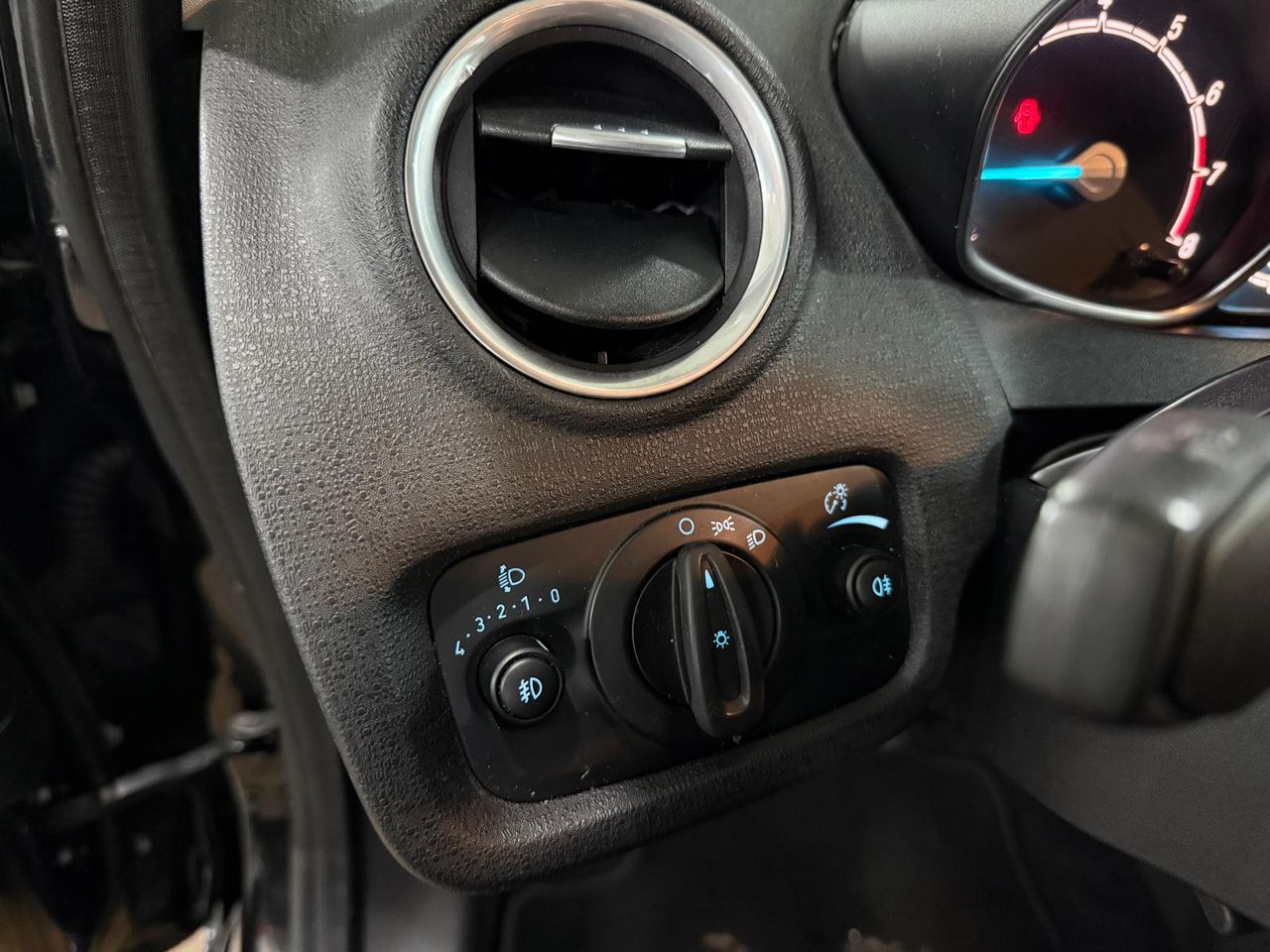 Ford Fiesta 1.2 Gasolina - Foto 2