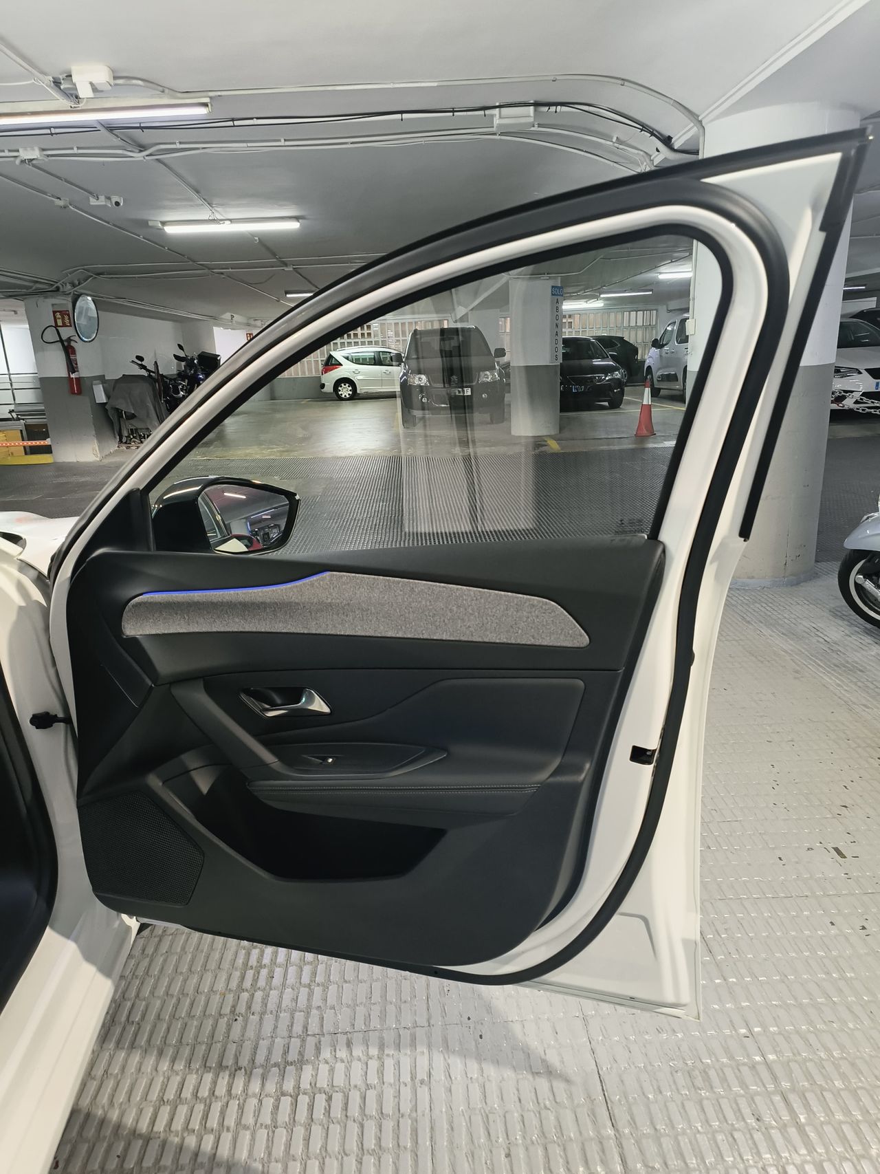 Peugeot 308 308 5P Allure Pack Hybrid 180 eEAT8 - Foto 2