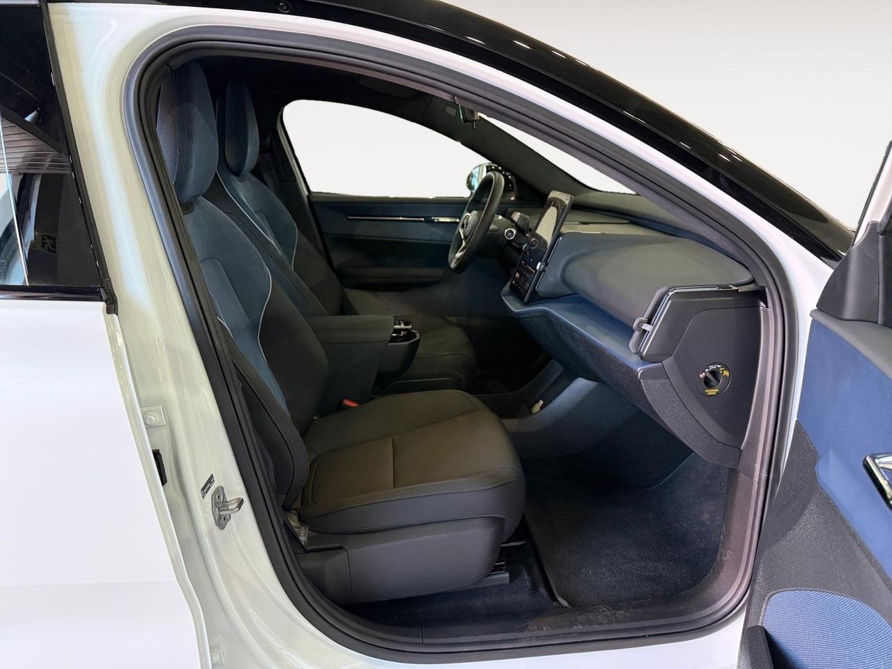 Volvo EX30 Single Motor Extended Range Core Auto - Foto 2