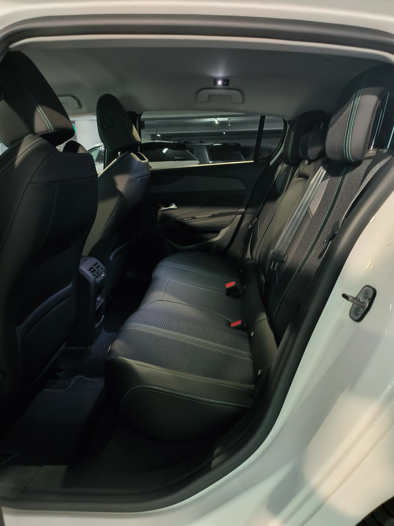 Peugeot 308 308 5P Allure Pack Hybrid 180 eEAT8 - Foto 2