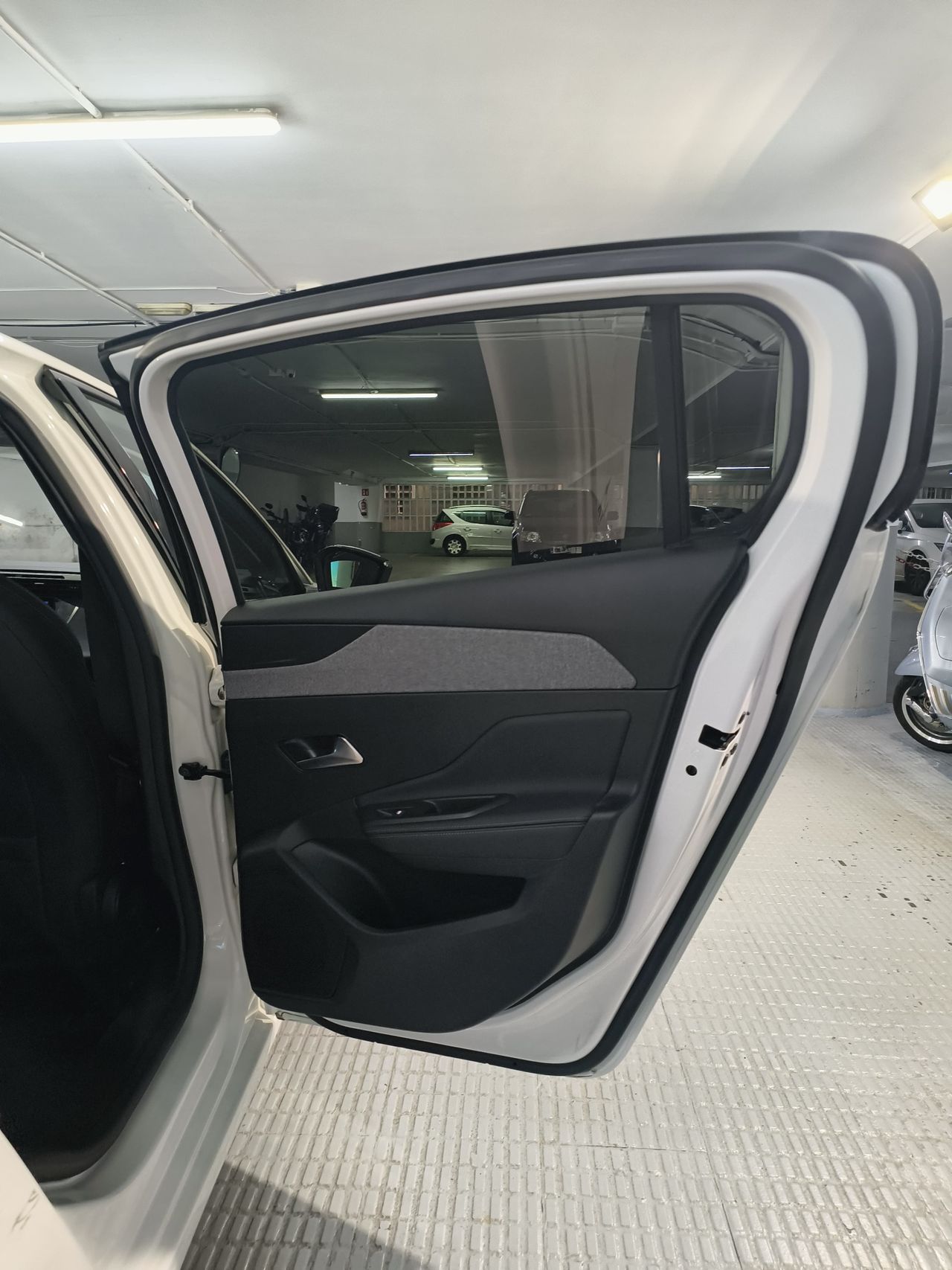 Peugeot 308 308 5P Allure Pack Hybrid 180 eEAT8 - Foto 2