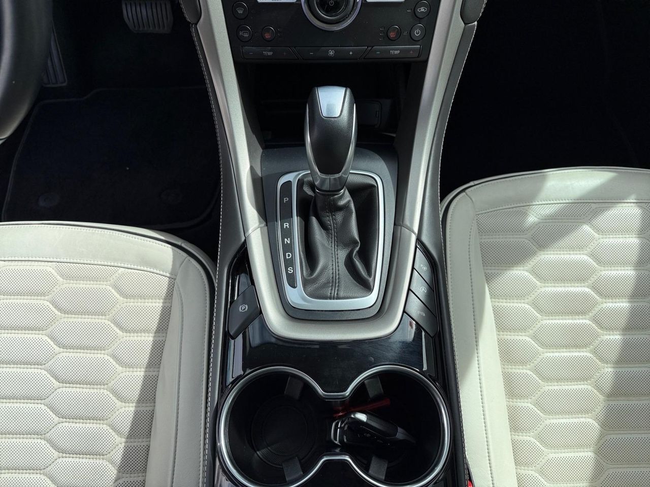 Ford Mondeo 2.0 EcoBoost 240CV Auto Vignale Sedán - Foto 2