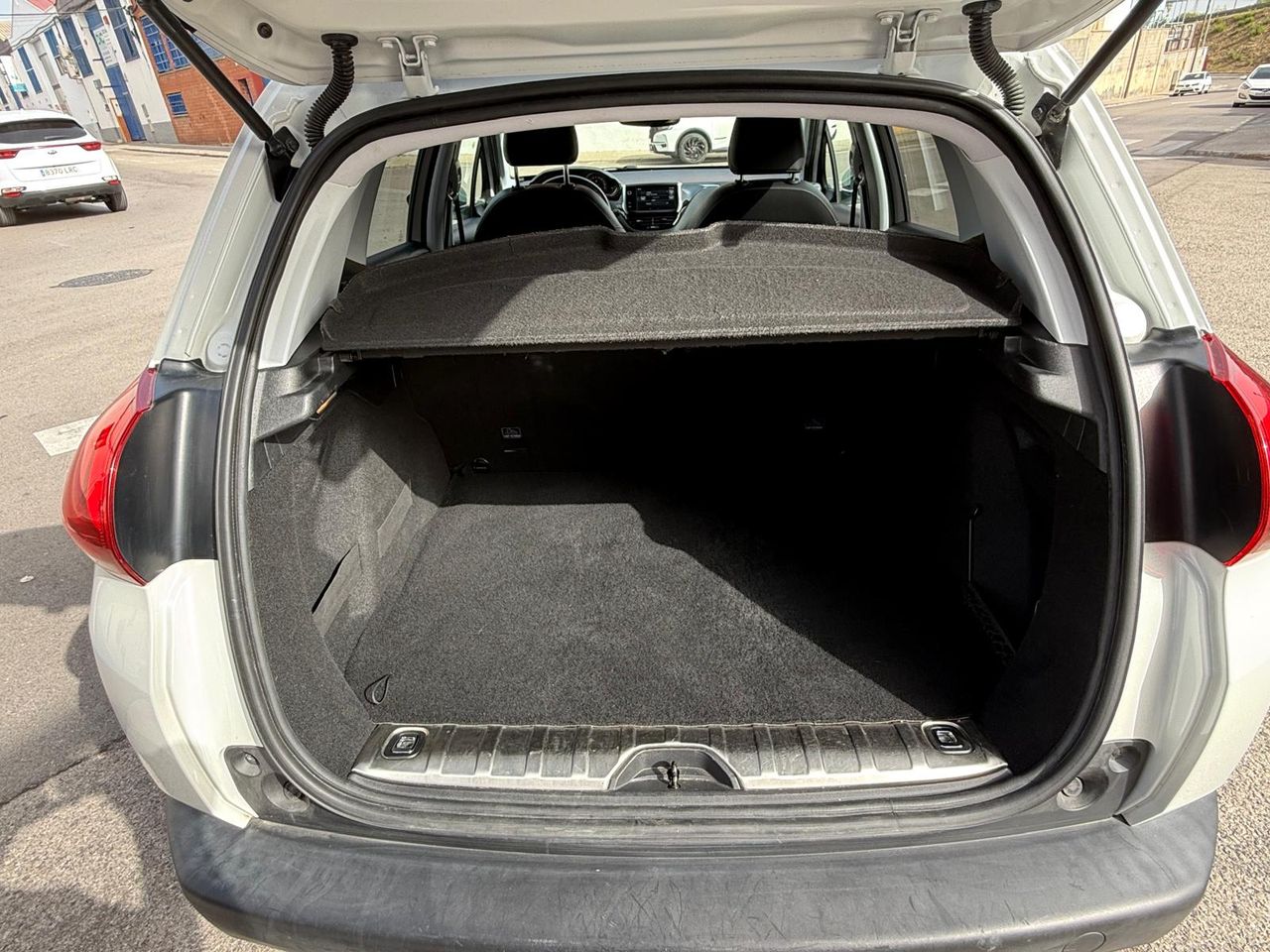 Peugeot 2008 Allure 1.6 BlueHDi 88KW (120CV) S&S - Foto 6