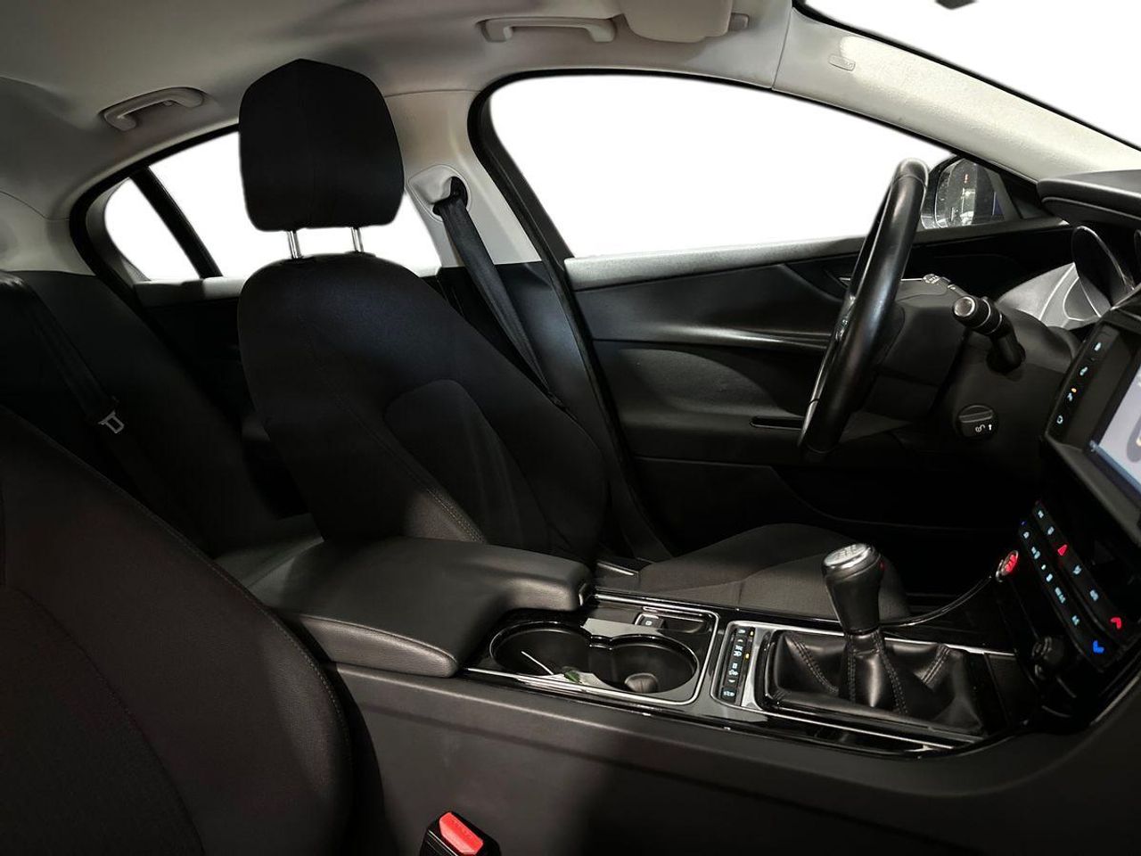 Jaguar XE 2.0 AJ200D Diesel RWD 180cv XE-Pure - Foto 17