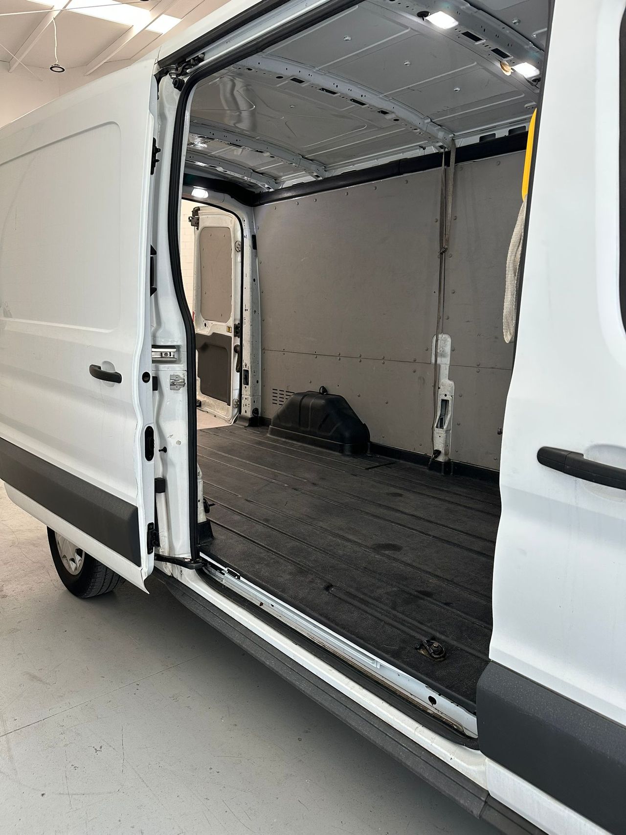 Ford Transit 350 L2H2 Van Ambiente FWD  - Foto 17