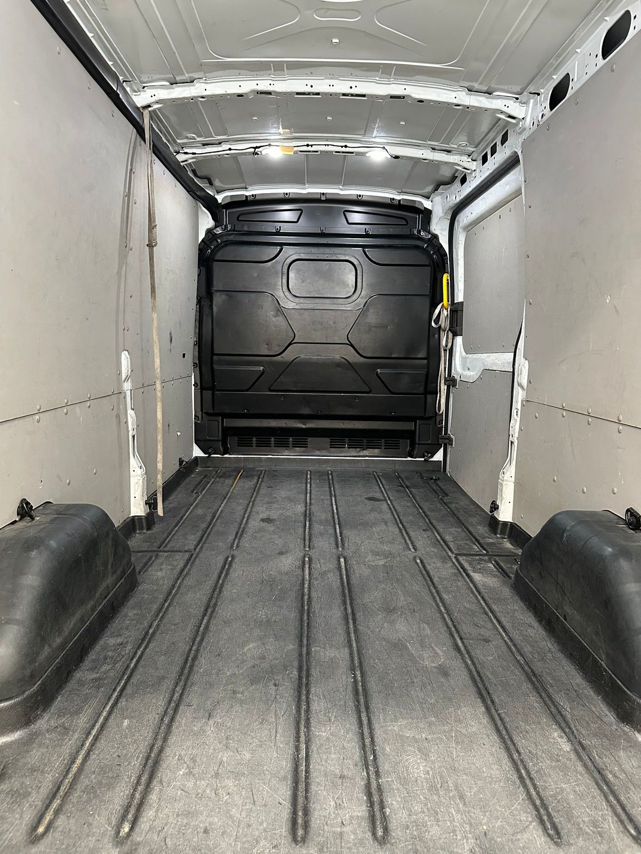 Ford Transit 350 L2H2 Van Ambiente FWD  - Foto 21