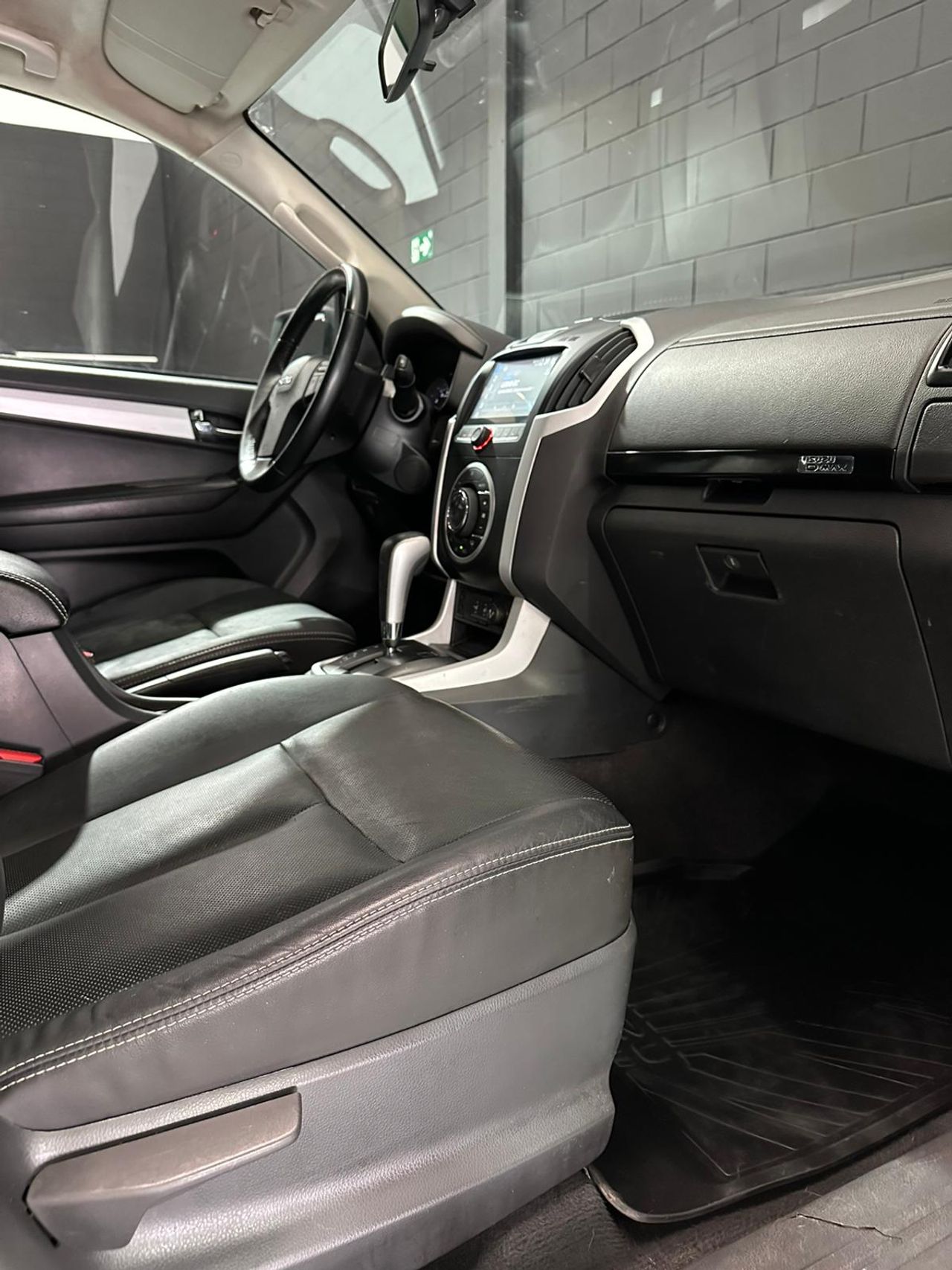 Isuzu D-Max 1.9 Turbodiesel Double Cab Premium+ 4WD  - Foto 14