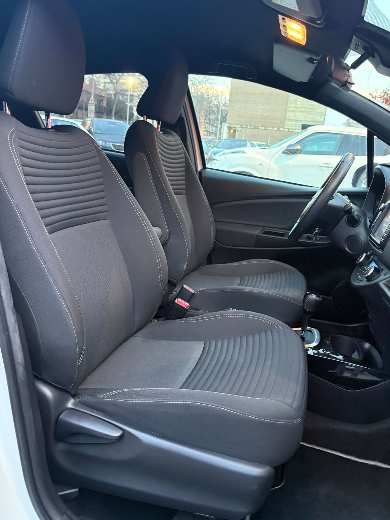 Toyota Yaris 1.5 Hybrid Advance - Foto 22