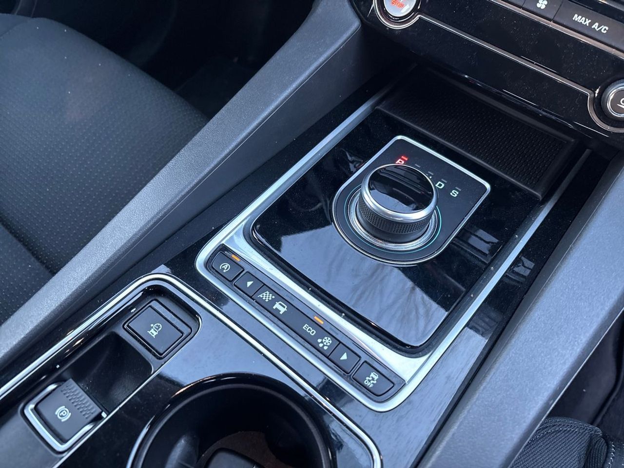 Jaguar F-Pace 2.0L i4D 132kW Portfolio Auto - Foto 13