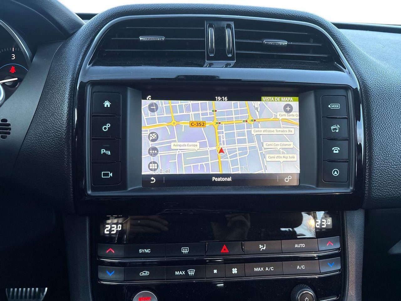 Jaguar F-Pace 2.0L i4D 132kW Portfolio Auto - Foto 17