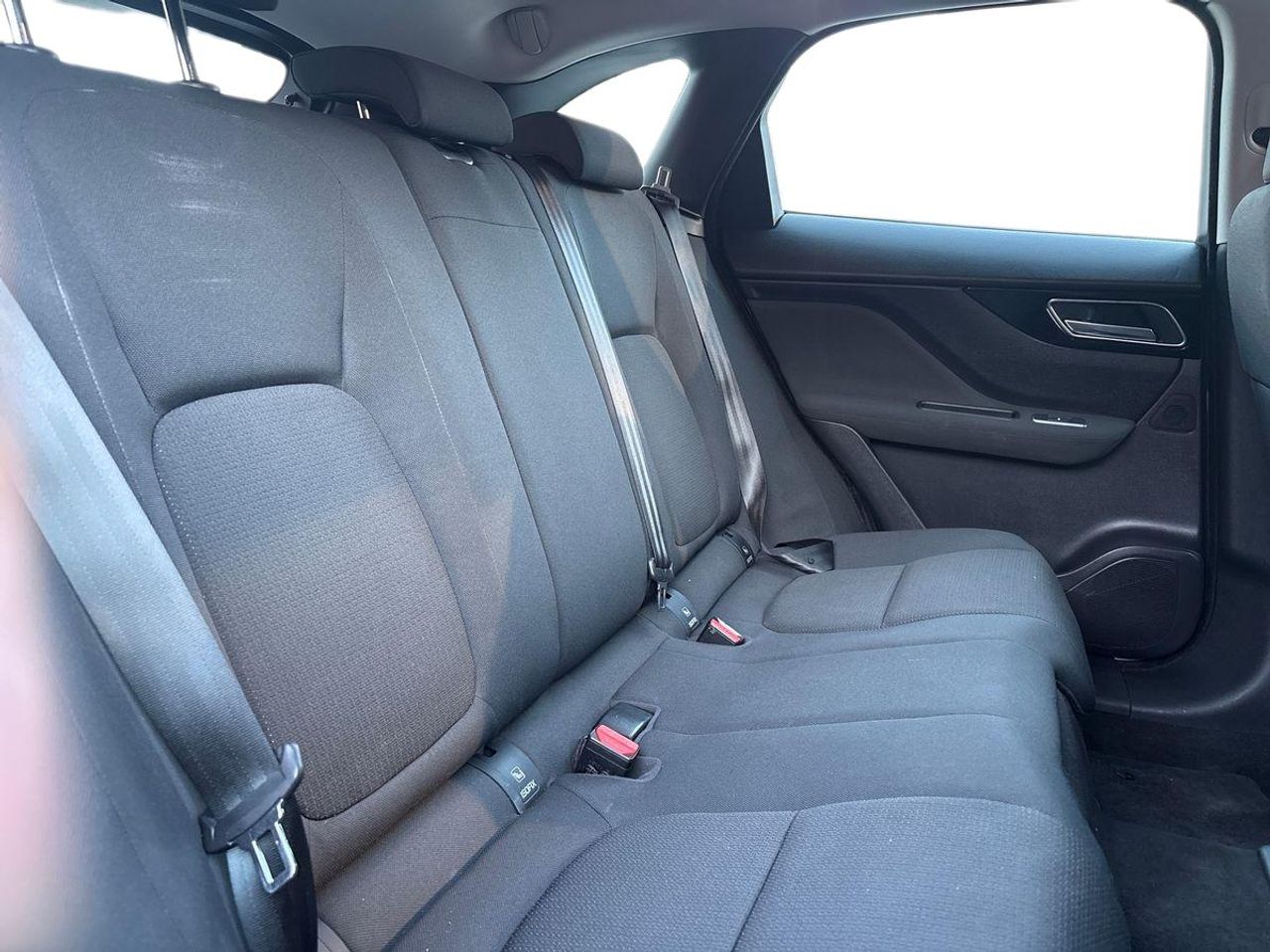 Jaguar F-Pace 2.0L i4D 132kW Portfolio Auto - Foto 18