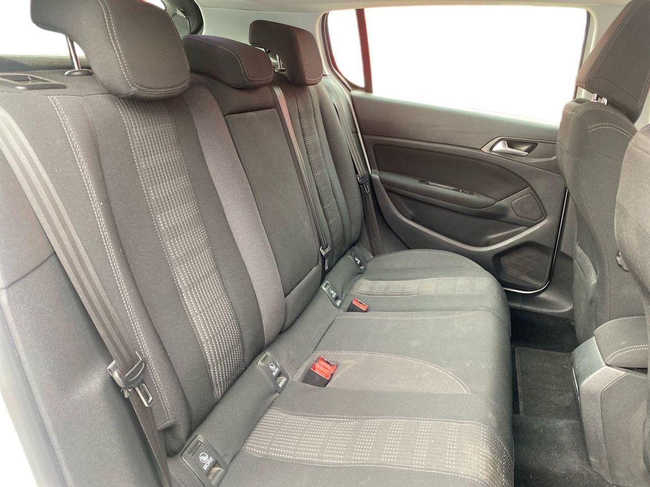 Peugeot 308 Allure 1.6 BlueHDi 120 - Foto 12