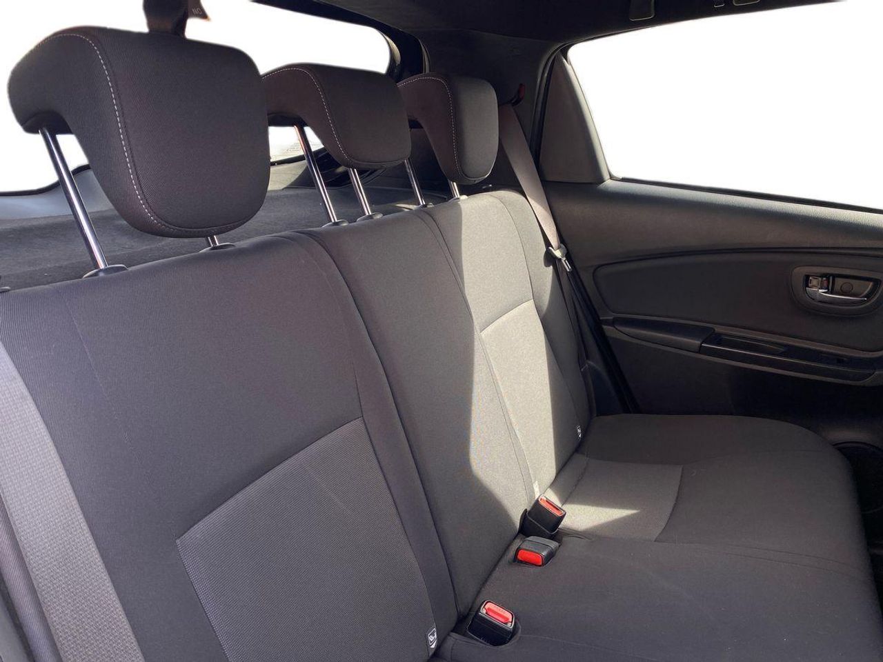 Toyota Yaris 1.5 Hybrid Advance - Foto 18