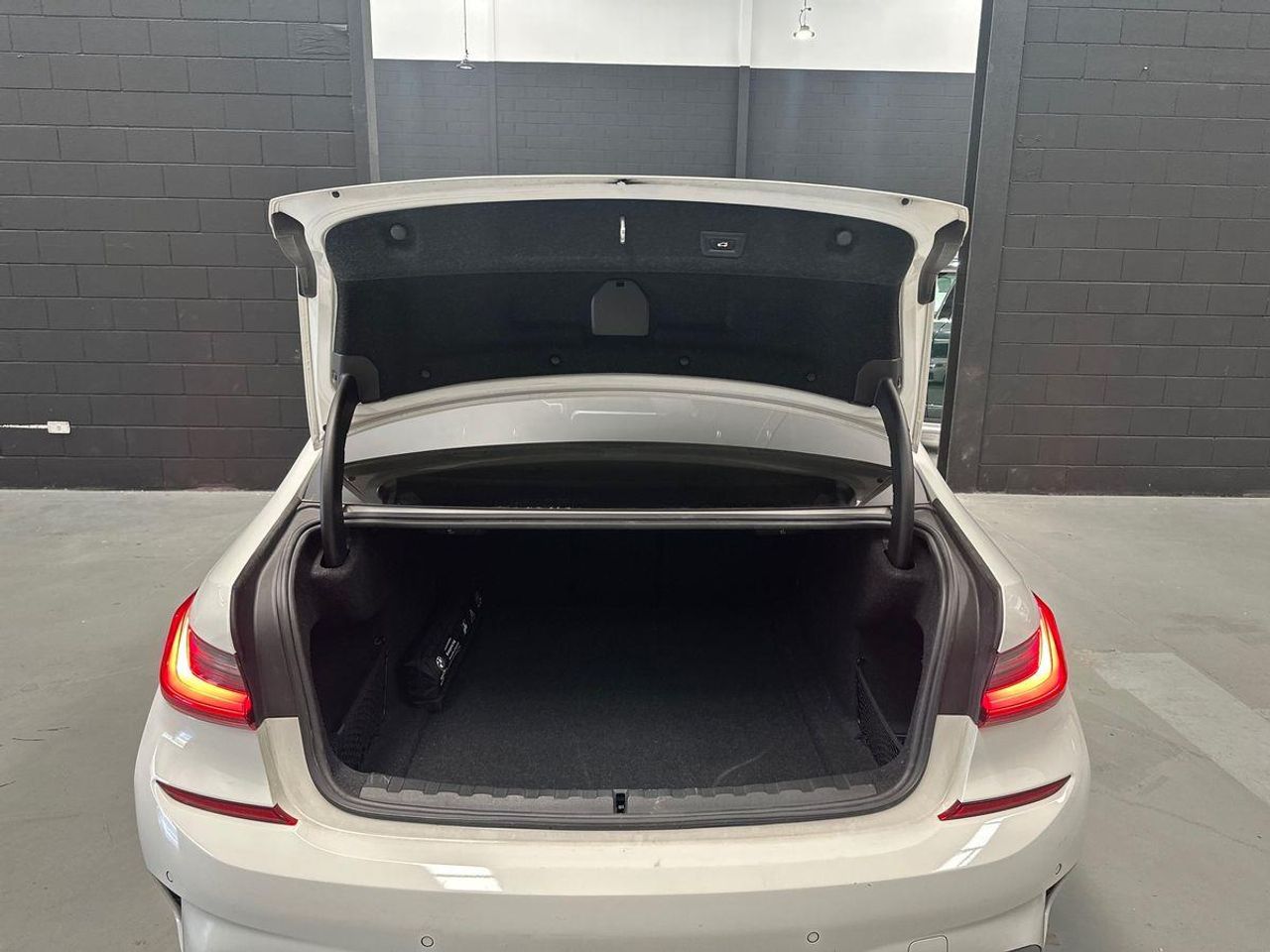 BMW Serie 3 318d Auto. PACK M - Foto 20