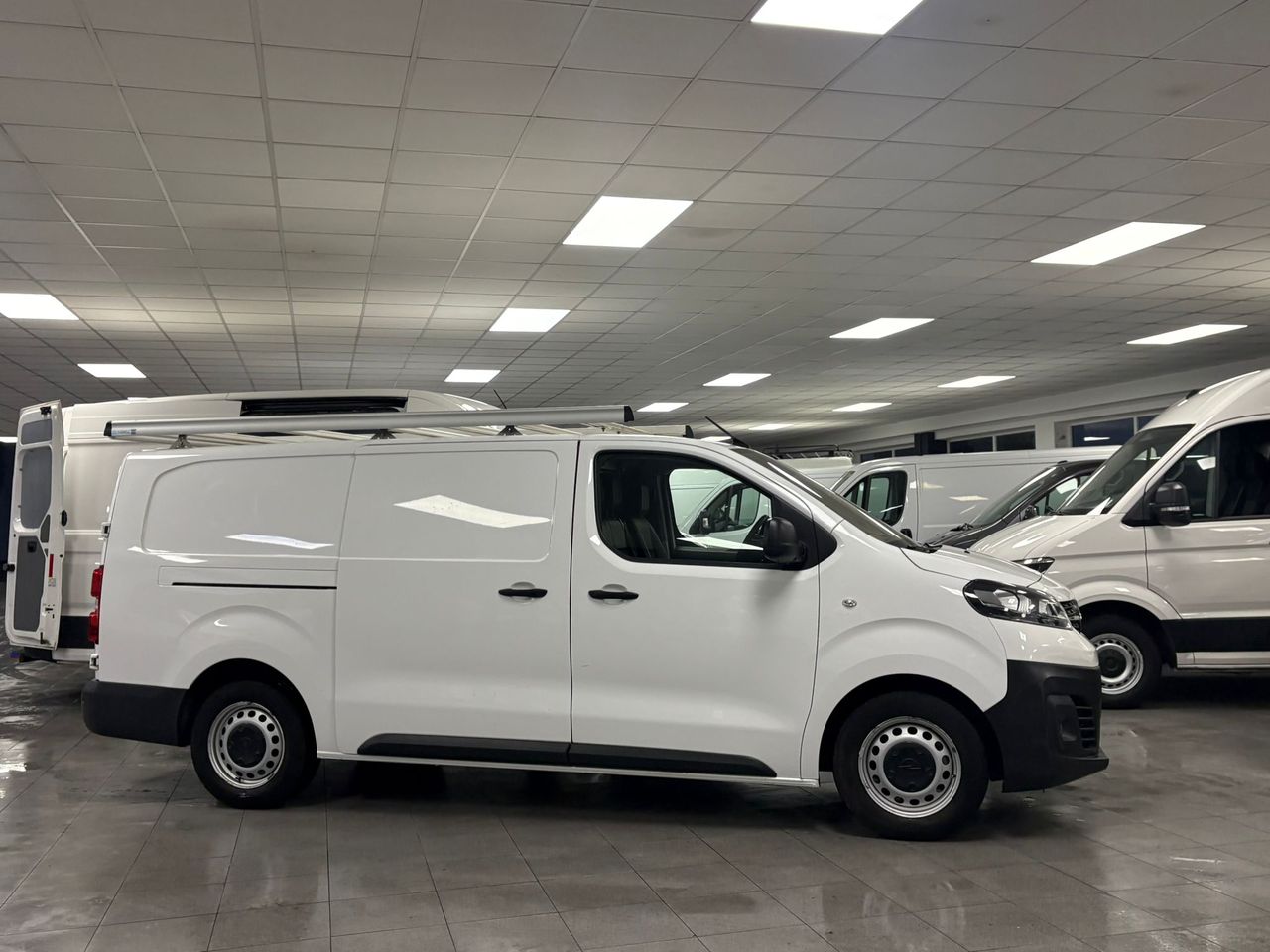 Opel Vivaro 2.0 TURBO 90KW EDITION L3H1 3.1T - foto 2