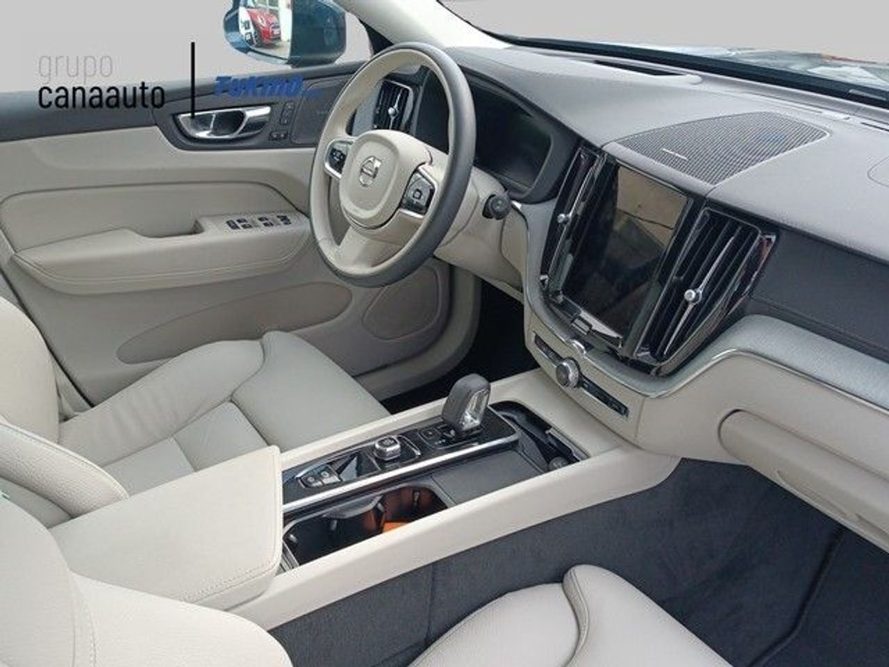 Volvo XC60 B5 G MHEV Essential AWD Auto 184 kW (250 CV) - Foto 2