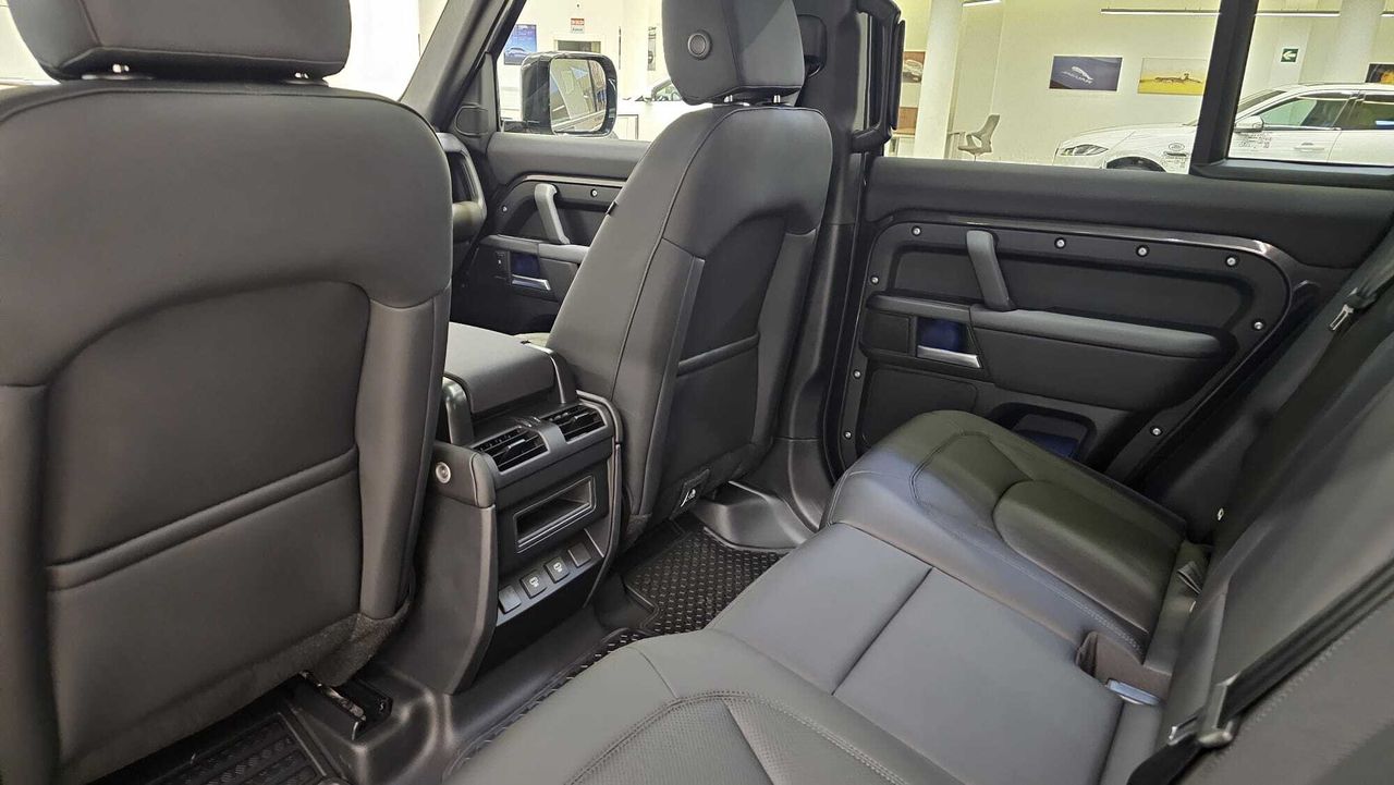 Land-Rover Defender PHEV 300CV X-Dynamic SE  - Foto 2