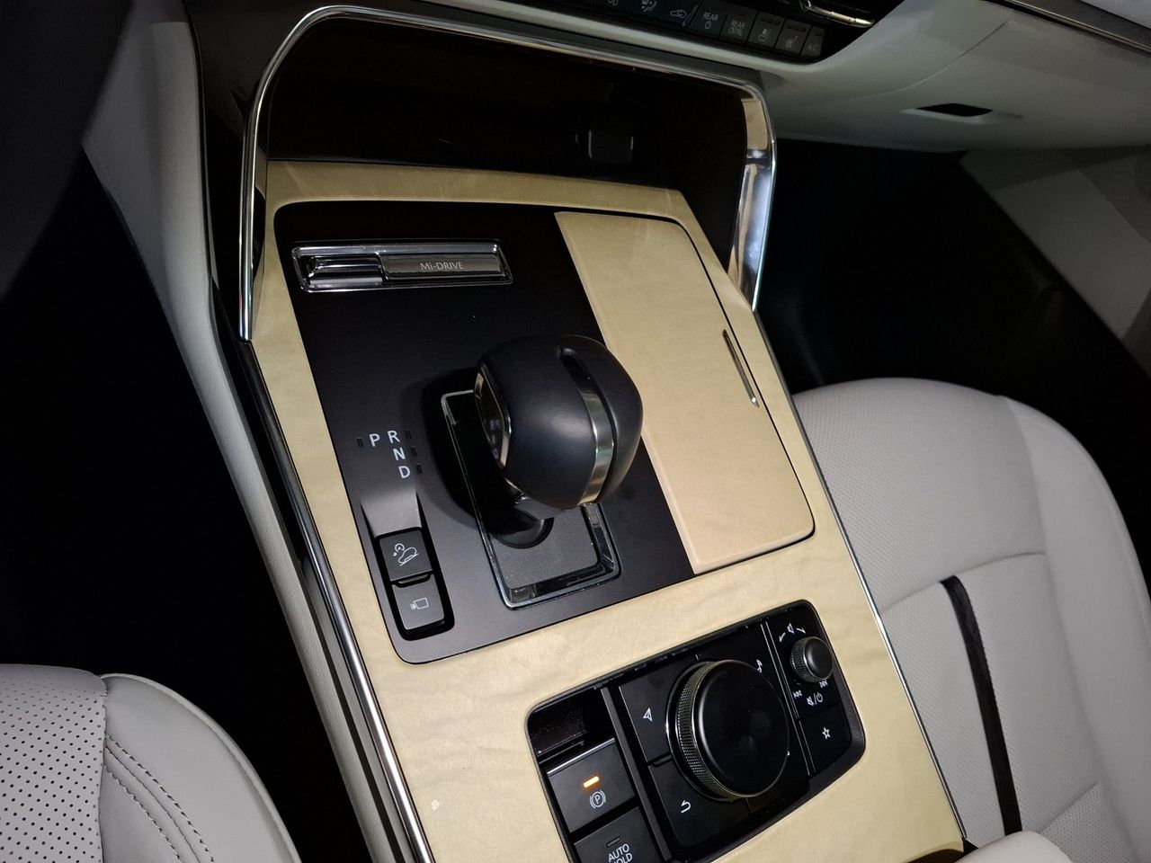 Mazda CX-80 3.3 E-SKYACTIV D254 MHEV TAKUMI PLUS AWD 5P 7 Pl - foto 21