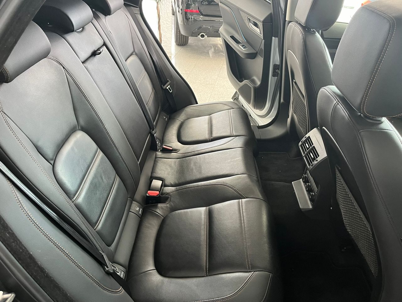 Jaguar F-Pace R SPORT DIESEL 180CV 4X4  - Foto 2