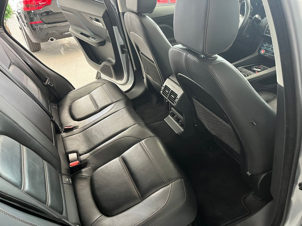 Jaguar F-Pace R SPORT DIESEL 180CV 4X4  - Foto 2