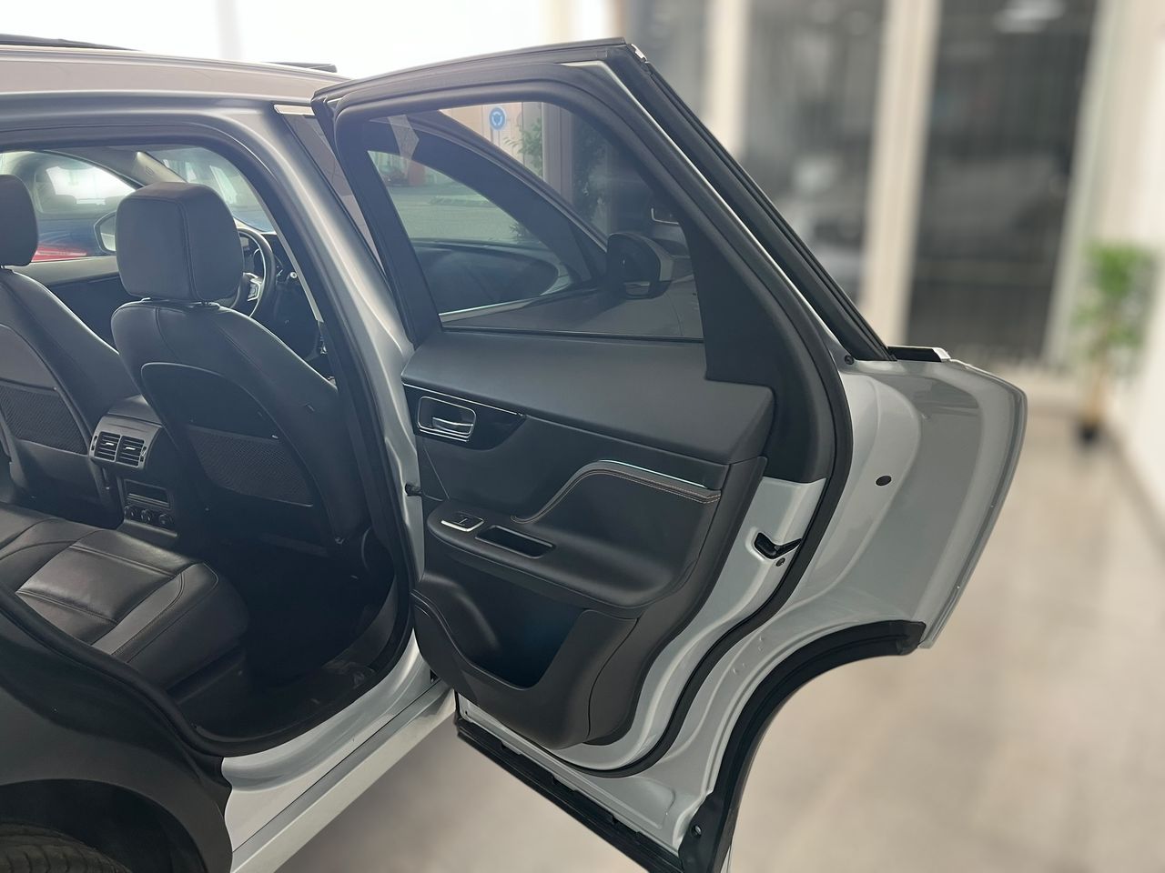 Jaguar F-Pace R SPORT DIESEL 180CV 4X4  - Foto 2