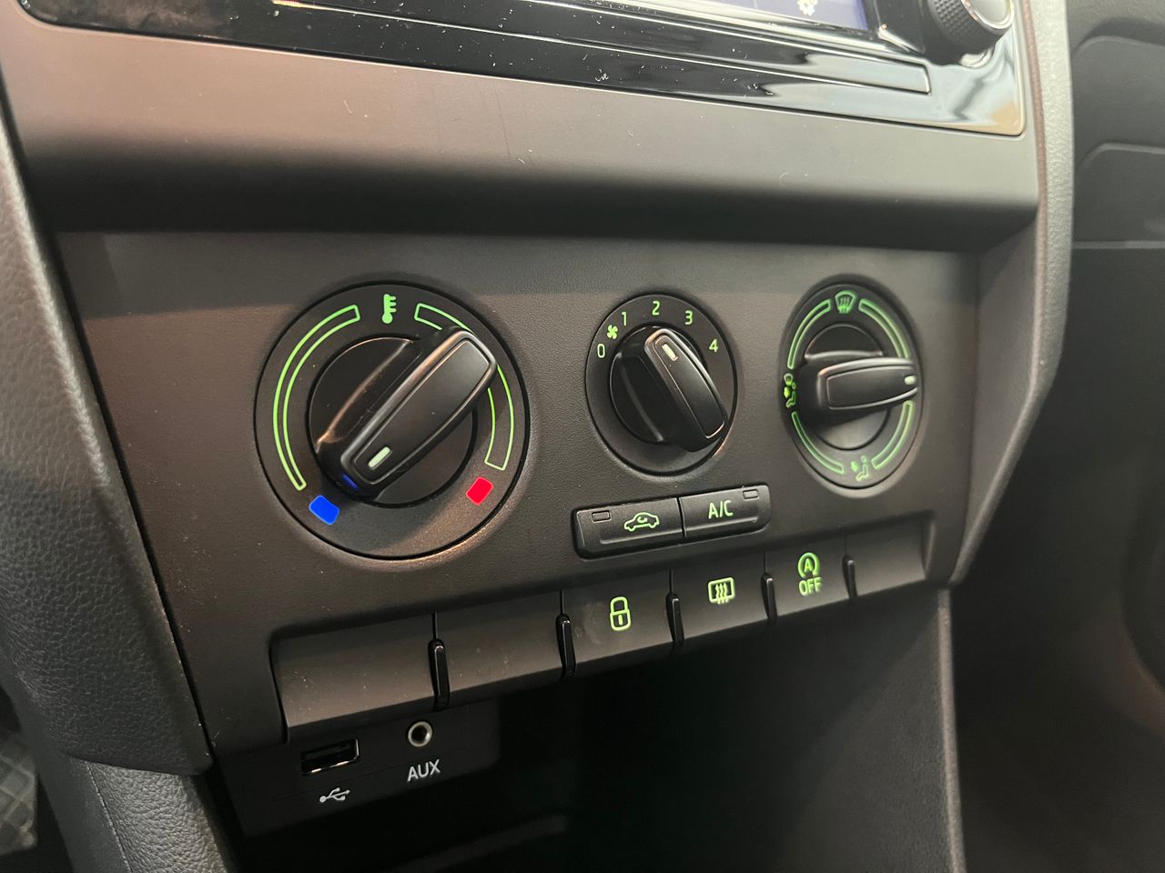 Skoda Rapid 1.6 TDI AMBITION 1.6 TDI - Foto 2