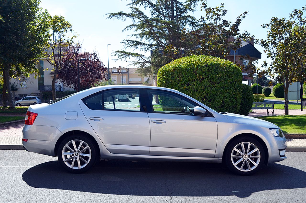Skoda Octavia 1.6 Tdi 105cv Ambition - Foto 5