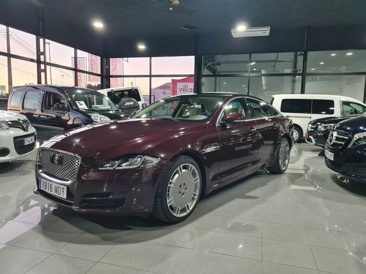 Jaguar XJ Jaguar XJ 3.0 d Luxury 300Hp Pano Virtual Meridian LED-Xenon Leaher Navi Camera KeylessGo Klima PDC ...  - Foto 2