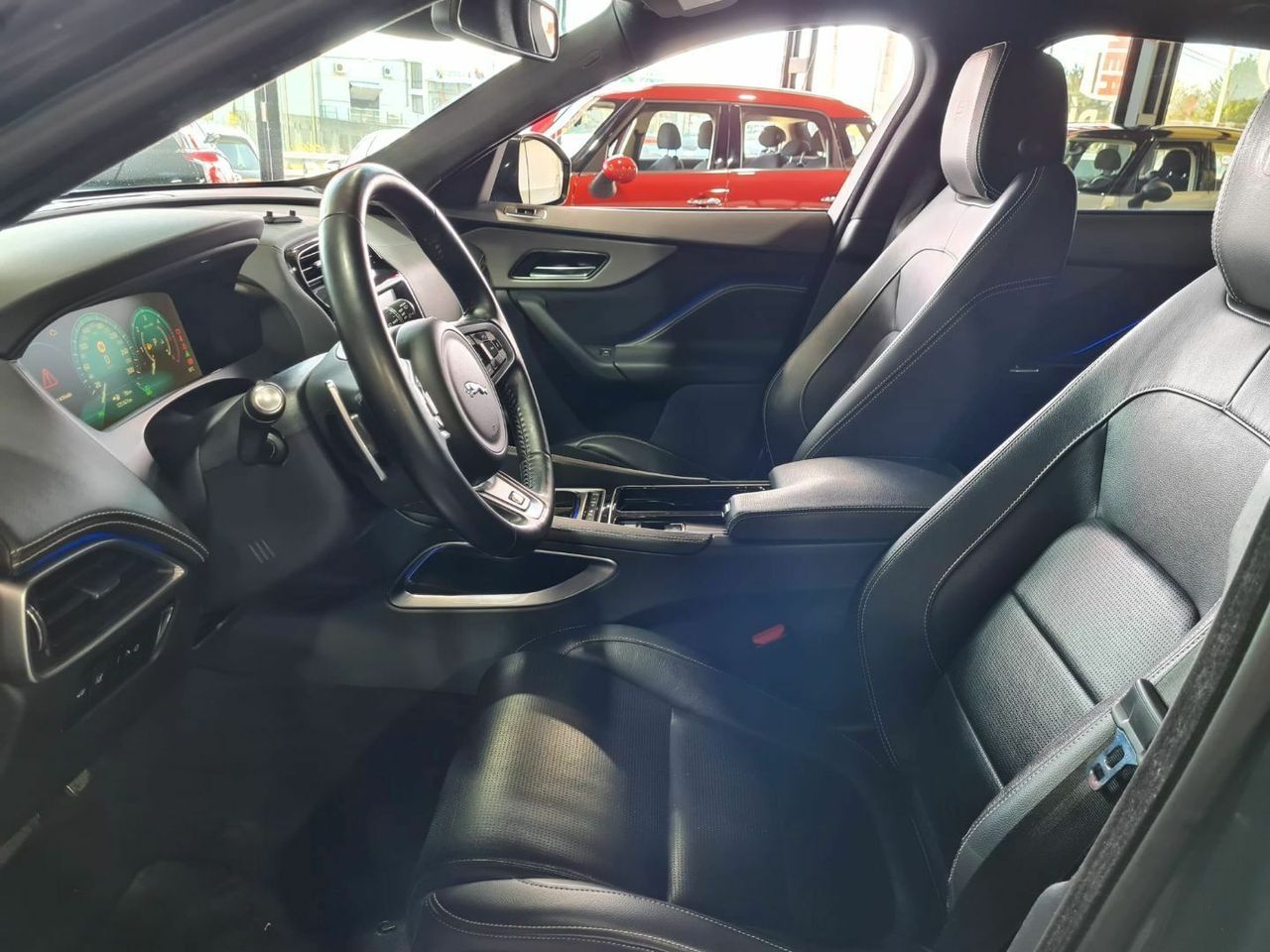 Jaguar F-Pace Jaguar F-Pace 3.0 D S 4WD Aut. 300Hp ... Pano LED-Xenon Navi Sport-Leather Camera KeylessGo Klima PDC  - Foto 2