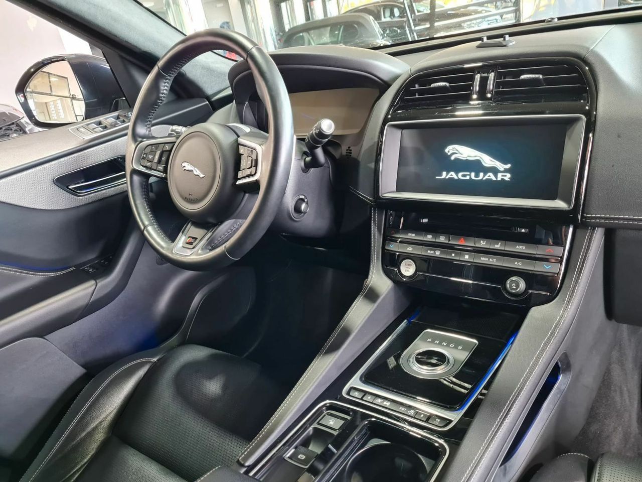 Jaguar F-Pace Jaguar F-Pace 3.0 D S 4WD Aut. 300Hp ... Pano LED-Xenon Navi Sport-Leather Camera KeylessGo Klima PDC  - Foto 2