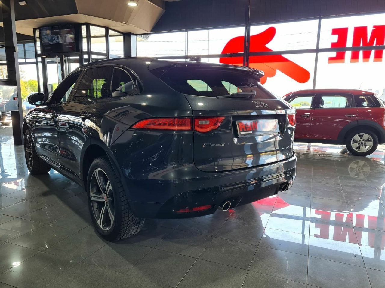 Jaguar F-Pace Jaguar F-Pace 3.0 D S 4WD Aut. 300Hp ... Pano LED-Xenon Navi Sport-Leather Camera KeylessGo Klima PDC  - Foto 2