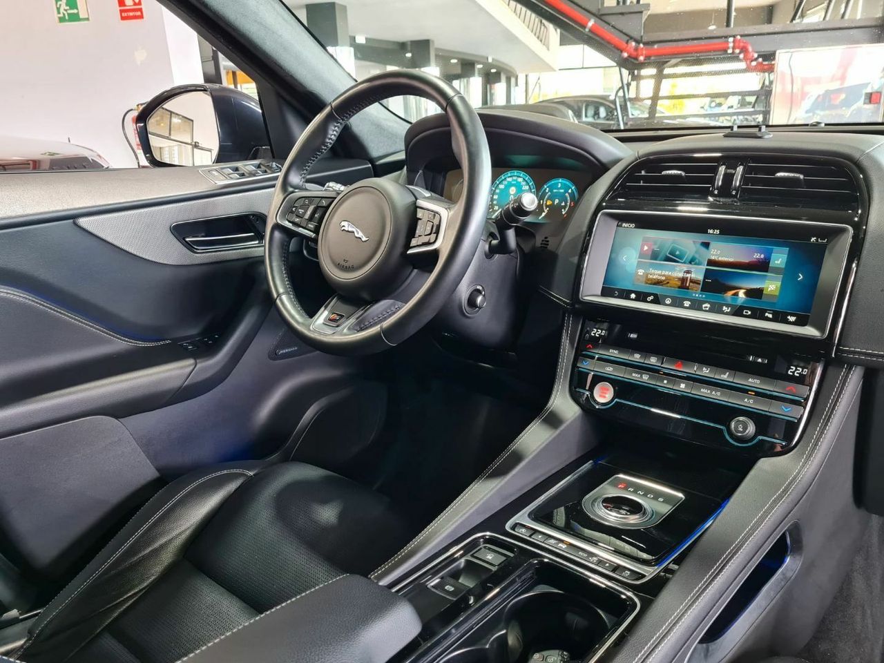 Jaguar F-Pace Jaguar F-Pace 3.0 D S 4WD Aut. 300Hp ... Pano LED-Xenon Navi Sport-Leather Camera KeylessGo Klima PDC  - Foto 2