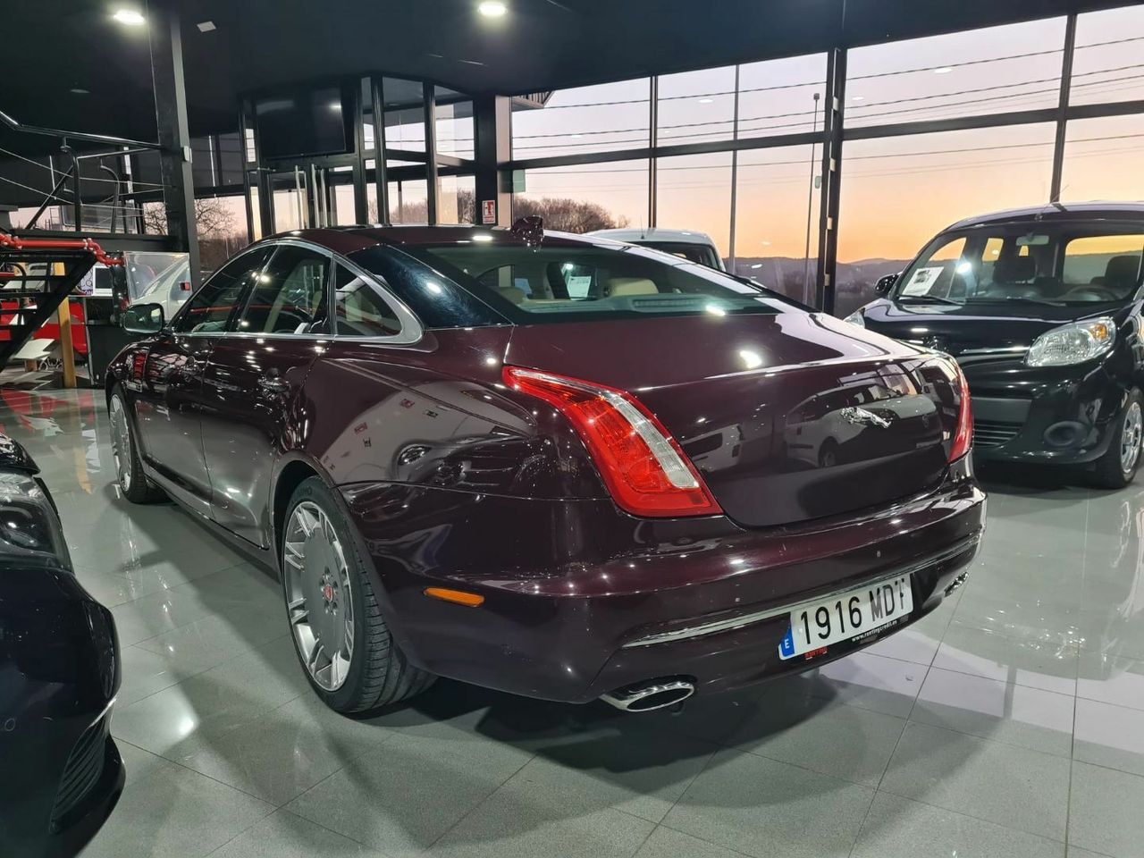 Jaguar XJ Jaguar XJ 3.0 d Luxury 300Hp Pano Virtual Meridian LED-Xenon Leaher Navi Camera KeylessGo Klima PDC ...  - Foto 2