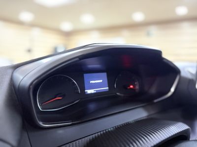 Peugeot 2008 Allure Puretech 100 S&S 6 Vel. 