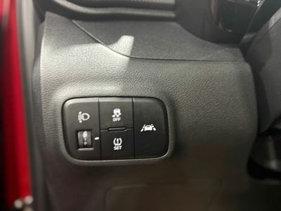 Hyundai i10 TECNO 1000 Llantas de aleación, LED diurnos, color bicolor opcional, pantalla 8″, antinieblas